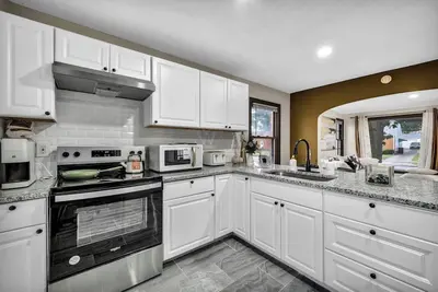 Image de Welcome to Chic Parma House, a stylish 5-bedroom, 1-bath home with boutique-inspired design, perfect for families, traveling professionals, and extended stays just minutes from Cleveland, hospitals, and major highways.