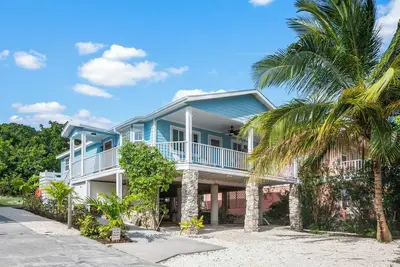 Image de Freestanding Luxury Hillside Retreat