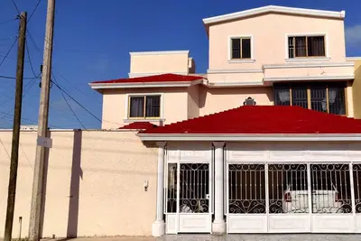 Image de Huge house. Perfect for large groups.