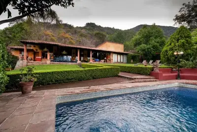 House with pool and private court