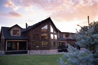 Image de Spacious 7-bedroom house in Turnerville with hot tub, gym, & pickleball court