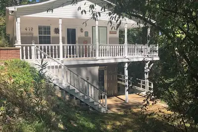 Image de Serenity on Center Hill. Lakeview  or Walk   down to the lake.