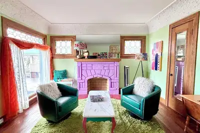 Image de Lakefront Paradise: Charming 2br Home with Lake Views - Walk to Beach!