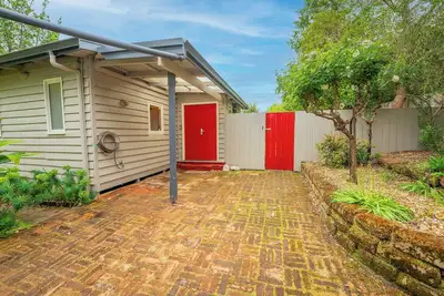 Image de Homely cottage with beautiful garden only moments from the centre of Denmark.