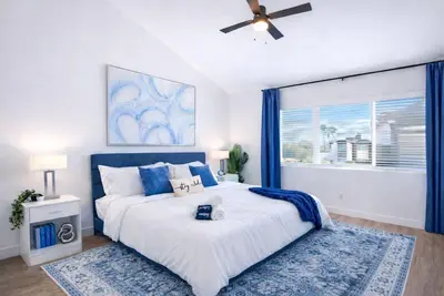 Image de Luxury 3br Townhome: Pool- King Beds- Garage- Close to Airport