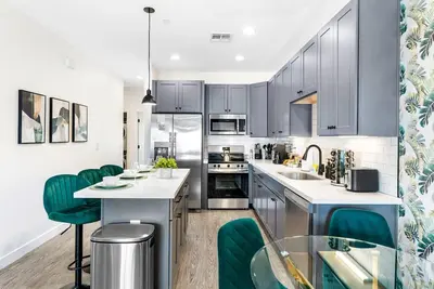 Image de The Emerald Palm: Mins to Old Town+King Beds+Pool