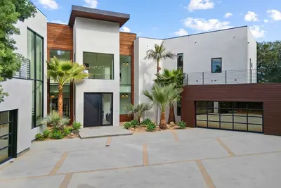 Image de Iconic Mulholland Drive Estate Panoramic La Views, Pool & Total Privacy