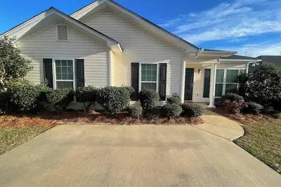 Image de Cozy home in Opelika/Easy interstate access/Short drive to downtown and Auburn.