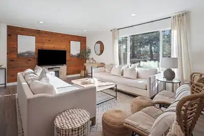 Image de Woodhaven House- 1-Acre Bend Oasis, Hot tub, w/office Studio, Pet-Friendly