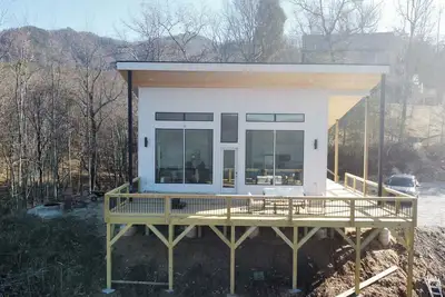 Image de Hidden Falls-2bedroom/2bathroom Modern spacious cabin near Andrews, Nc.