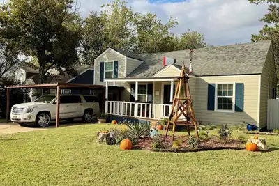 Image de Fun, entertaining home with game room near Fort Sill, restaurants, & shopping.