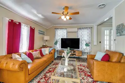 Image de Walk to Lake Ontario & Parks! Lovely Apartment