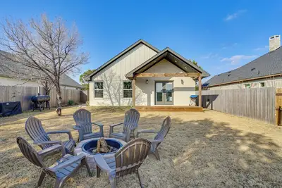 Image de < 2 Mi to Lake Granbury! Family Home w/ Large Yard