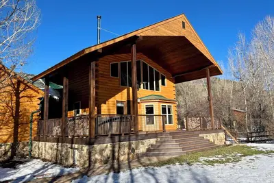 Image de Riverfront, 3 bedroom cabin with loft and every modern update!