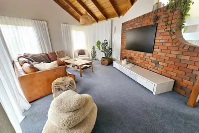 Image de Central Harbour Views on a Quiet Street – Spacious Family Home