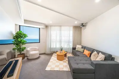 Cinema by the Sea - Beachfront 2-Bed Retreat
