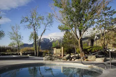 Image de 2 Units with 2 Queen Beds | Modern Stay w/ Historic & Therapeutic Hot Springs