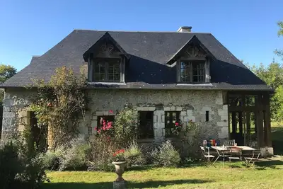 Image de 17th c Barn converted into a bohemian country home. Children and pets welcome