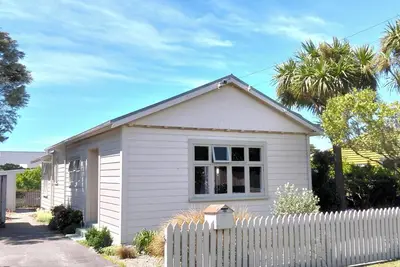 Image de House on the Edge of Town