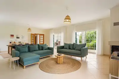 Private & Spacious Modern Villa! Garden, Pool