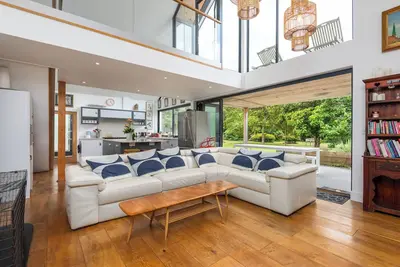 Image de Bright 4 bed 4 bath Villa in historic Canterbury surrounded by Magnolia trees