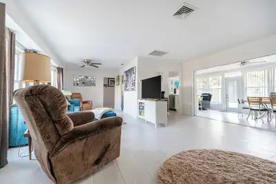 Image de Charming 3-bedroom house with Ac in Sunny Venice. . . High End Pool/Fenced in yard