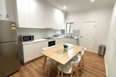 Image de Entire Warm Home At Bankstown.