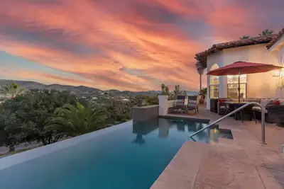 Image de 2-Home Family Estate • Legoland, Beach, Zoo • Sleep 22+ • Hilltop Family Mansion