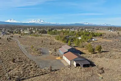 Image de Sisters Barndominium Retreat for Families and Groups, Hot Tub, Sleeps 9