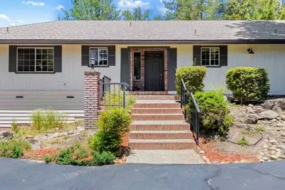 Image de Charming pet friendly home, minutes to Bass Lake w/ game room, firepit and wifi