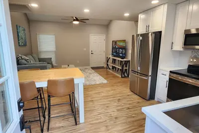 Image de 2-bed/1 Bath Amazing & Private Guesthouse in Cypress with Pool