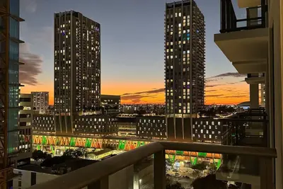 Image de Brand New Luxury 1br : City Views + Pool + Parking