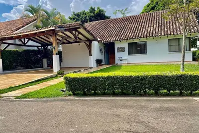 Image de Country house close to parks restaurants clubs shopping centers bars