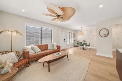 Image de Luxury Villa 3 Blocks to Beach, Saltwater Pool, Outdoor Oasis, firepit, sunlounge's, mini putt and close to all the area has to offer.