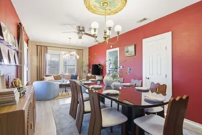 Image de Backyard Movie Theater, Fire Pit & Vinyl Records