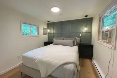 Image de Hilltop Tiny Home | A unique lakeside getaway 1br!