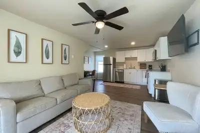 Image de 2br Luxe Suite • Near hospital, lake, and downtown