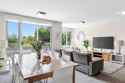 Pt Grey Escape - Modern coastal apartment