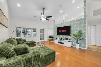 Image de Poolside Paradise - 3 Br with Game Room & Pool Table!