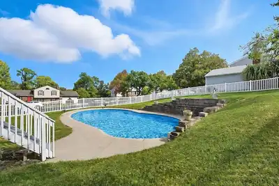 Image de Spacious 4br retreat w/ hot tub & fenced yard