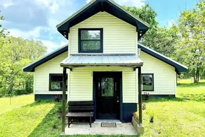 Image de Tranquil 2-bedroom house with Ac, fire pit, & game room in the Ozarks