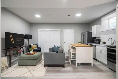 The Emperor | Great Location | Fire Pit | Spacious