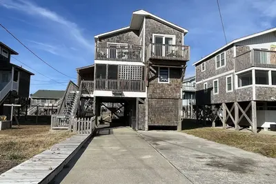 Image de Out of the Blue offers great ocean/sound views from 4 decks. Imagine, just steps to the beautiful Frisco Beach!