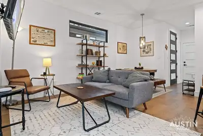 Image de Modern Hideaway w Private Upper Deck | Near SoCo Eats, Zilker Days, Moody Nights