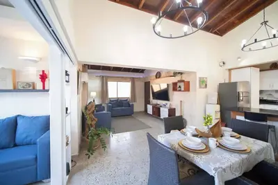 Colonial 2br Apartment 2 mins walk to beach!