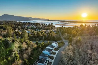 Image de Cozy Coastal Retreat - Hot Tub/Game Room - 4b 2Ba