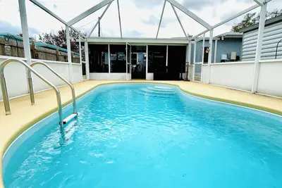 Image de Newly renovated Mid-century 3-bedroom home with Pool, 13 minute drive to Beach.