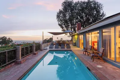 Image de 4br Modern Sunset Home w/ Outdoor Deck, Heated Pool & Bbq