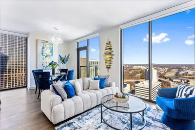 Image de Azure Heights: Executive Stay | 21st-Floor Luxury Suite with Skyline Views