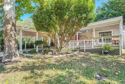 Image de Cozy, Fun home! Game room with pool table and arcade game 5-7 min from Fort Sill